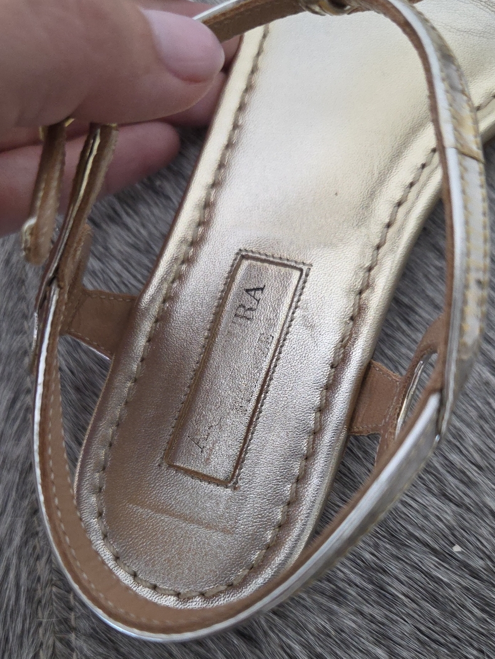 Aquazzura Gold Almost Bare Flat Thong Sandals Metallic Leather Sz EU 35.5 - Picture 12 of 15